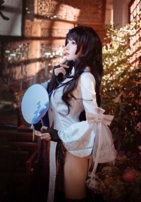 兄妹看电视时当着父母